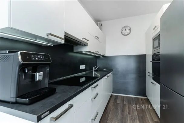 Prostorný a světlý byt 2+kk s garážovým stáním a skvělým zázemím – k nastěhování od 1. 11. 2026 - Photo 1