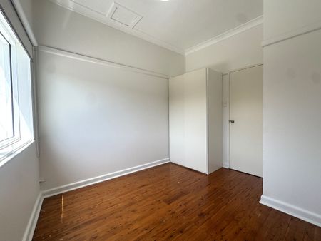 Updated 2 Bedroom Apartment - Handy Location - Photo 3
