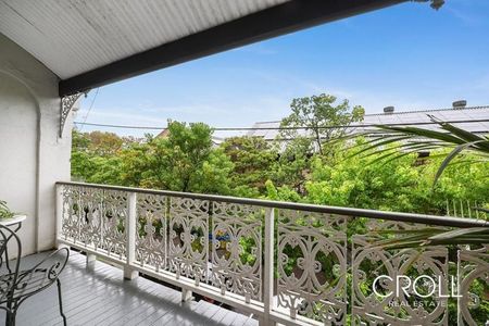 Character Filled Terrace With Enclosed Garden – Partially Furnished - Photo 2