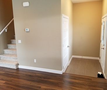 3 Beds & 2.5 Baths Townhouse Style Condo In Evergreen Area - Photo 5