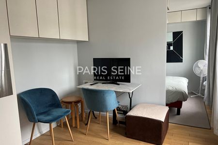 ** Saint Germain des Prés ** Charmant studio avec coin nuit très bien placé ! - Photo 2