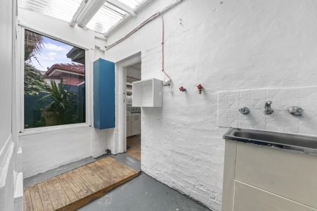 Classic two bedroom house with courtyard! - Photo 2