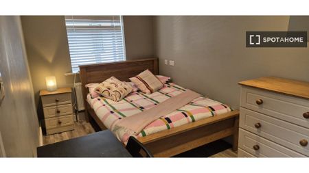 Furnished room in 4-bedroom houseshare in Whitehall, Dublin - Photo 4