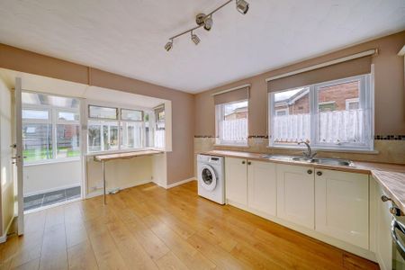 3 bedroom semi-detached bungalow to rent - Photo 5