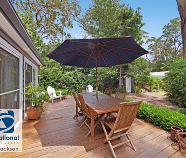 FULLY FURNISHED - Renovated 3-bedroom Hampton’s style cottage on 1/... - Photo 3