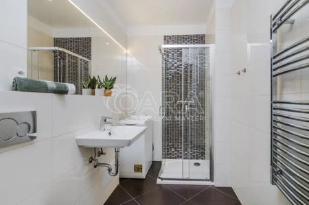 Zrekonstruovaný vybavený byt 1+kk, balkon, sklep, P7, Šimáčkova, Holešovice - Photo 4