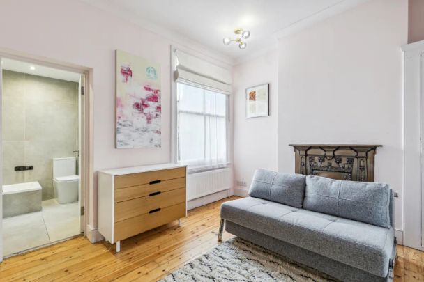 2 bedroom maisonette in Battersea - Photo 1