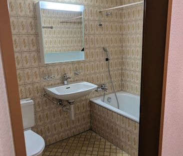 Gemütliche 2.5-Zimmerwohnung mit Sitzplatz und Tiefgaragenplatz in ... - Photo 2