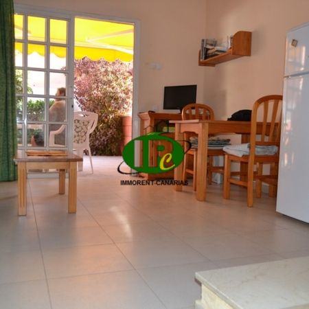 Duplex Bungalow mit 1 Schlafzimmer. Große Terrasse, gefliest und geschlossen. Sitzgruppe, Sonnenliegen, Markiese - Foto 3