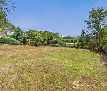 Green Lane, Chessington, KT9 - Photo 1