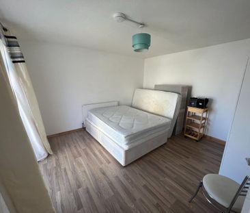 4 bedroom semi-detached house to rent - Photo 6