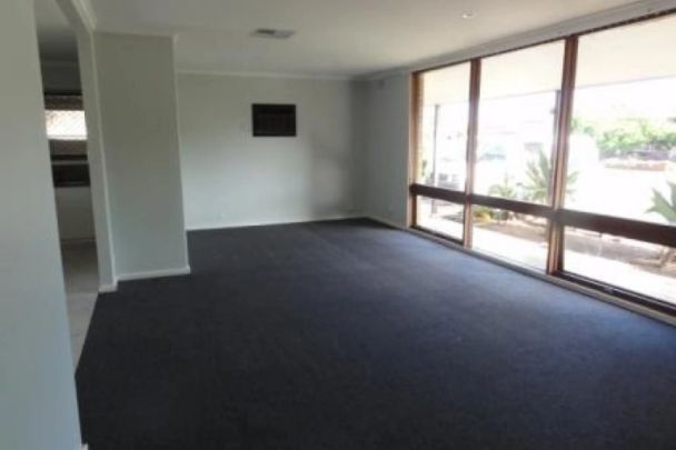 Lovely Three Bedroom home in the hear of Grange! - Photo 1