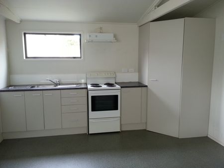 Manurewa - 2 bedroom Flat - Single Garage + 1 Off Street Park - Photo 2