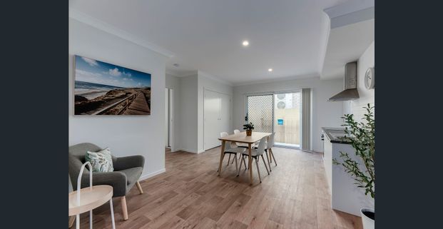 MODERN, FULLY FURNISHED, STUDIO APARTMENT - Photo 1