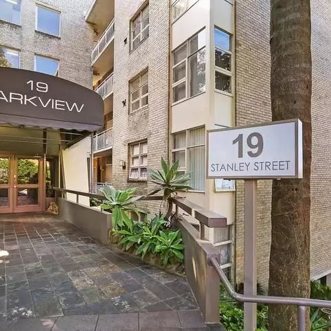 SPACIOUS AND LIGHT TWO BEDROOM APARTMENT WITH DISTRICT VIEWS - Photo 1