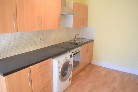 3 bedroom flat to rent - Photo 5