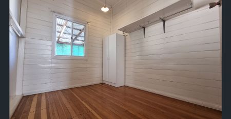 LOW SET QUEENSLANDER CLOSE TO SCHOOLS - Photo 3