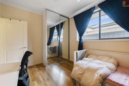 Spacious 4-Bedroom Family Home with Modern Amenities in Enfield - Photo 3