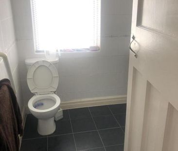 2 bedroom end of terrace house to rent - Photo 3