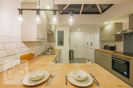 1 bedroom in a house share to rent - Photo 5