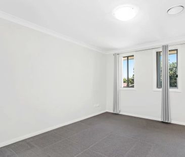 “Stunning 3-Bedroom Family Home!” - Photo 5