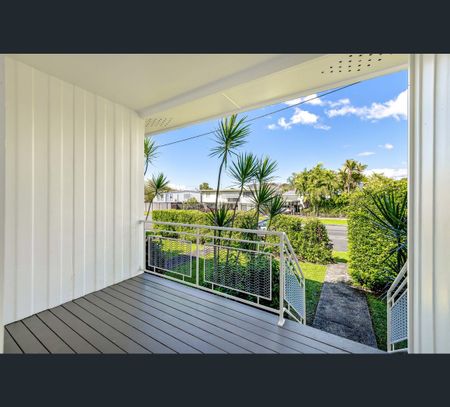2/196 Greenslopes Street, Edge Hill, Qld 4870 - Photo 2