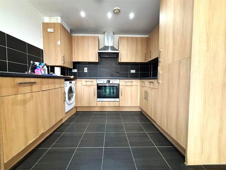 2 bedroom flat - Photo 5