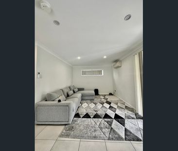 Spacious 2 bedroom Home with ample parking and excellent entertaini... - Photo 2