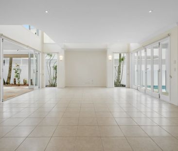 Large Luxurious Waterfront Living! - Photo 6