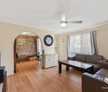 TWO BEDROOMS TOWNHOUSE WITH VINLY FLOOR AND AIR CONDITION - Photo 3