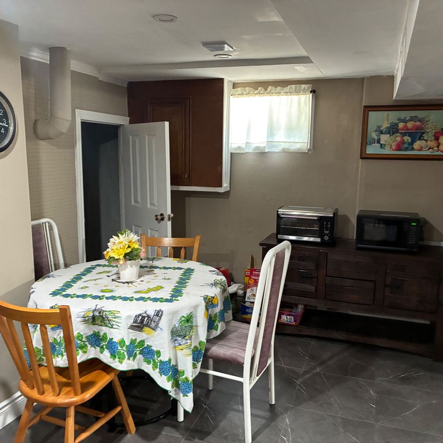 For Lease - 426 Seabourne Drive Unit# Lower level, Oakville, Ontario - Photo 1