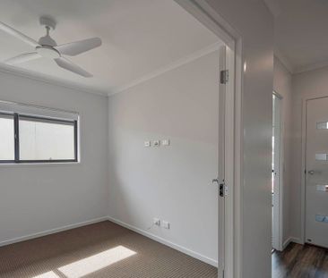 Your First Shop On Us In This Family Home With Ducted Air Con System - Photo 3