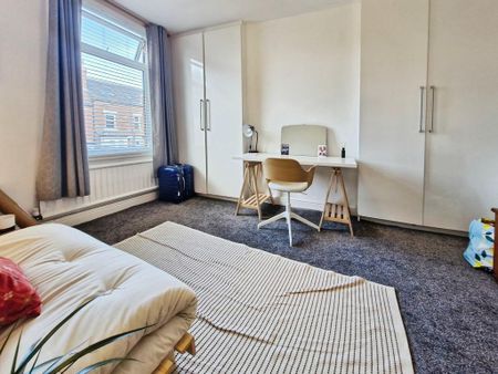 2 bedroom semi-detached house to rent - Photo 5