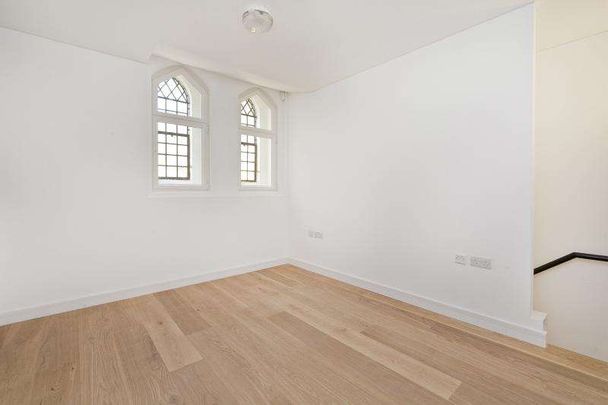 A one bedroom maisonette set within the grounds of a charming church in Barnsbury. - Photo 1