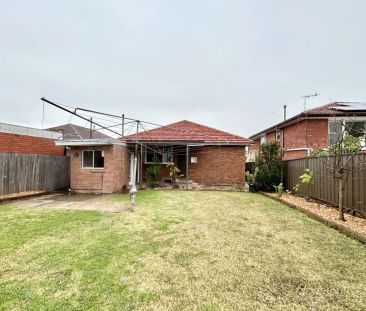 Spacious three-bedroom home in convenient location - Photo 6