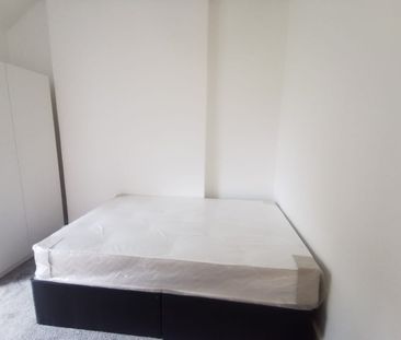 2 Bed Flat, Wokingham Road, RG6 - Photo 3