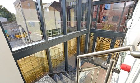 Stunning 6-Bedroom, 6-Bathroom City Centre Apartment Minutes from Hallam University - Photo 3