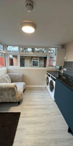 Modern, Bright Rooms with Private En-Suites Room 5 - Photo 3