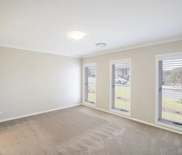 Designer Four bedroom family home - Photo 1