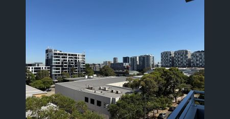 Spacious Two Bedroom Two Bathroom with Carspace - Photo 2