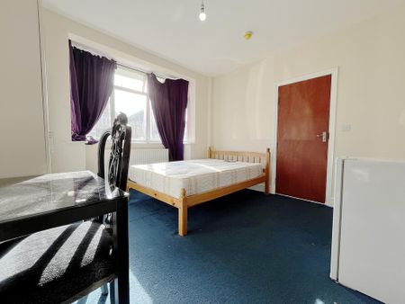 1 bedroom in a house share to rent - Photo 2