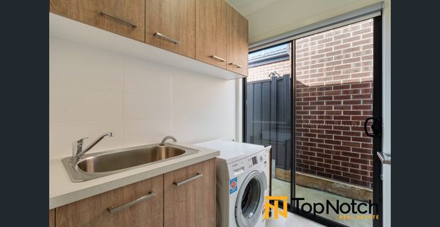 Modern and Stylish 4 bedroom family home!! - Photo 1