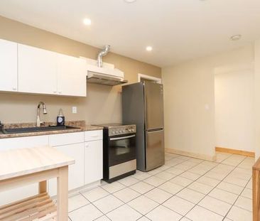 Lovely 2 Bed/1Bath Suite - Photo 4