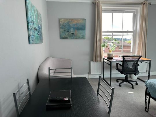 Room 1: Flat 4, 30 Stoke Road, Guildford, GU1 4HR - Photo 1