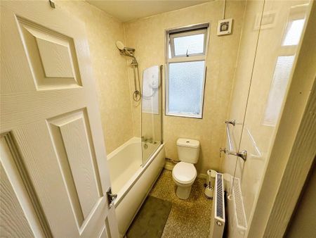 1 bedroom in a house share to rent - Photo 4