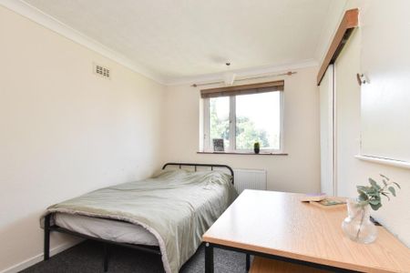 4 bedroom end of terrace house to rent - Photo 3