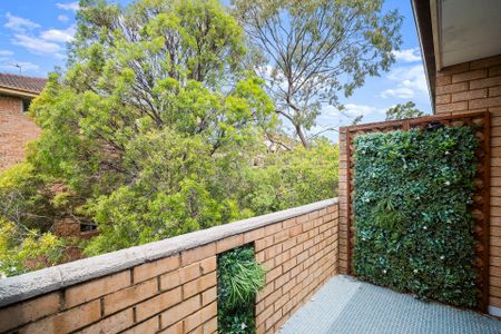 Renovated 2 bedroom apartment with a leafy outlook - Photo 3