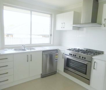 Neat 2-Bedroom Duplex - Water included - Photo 4