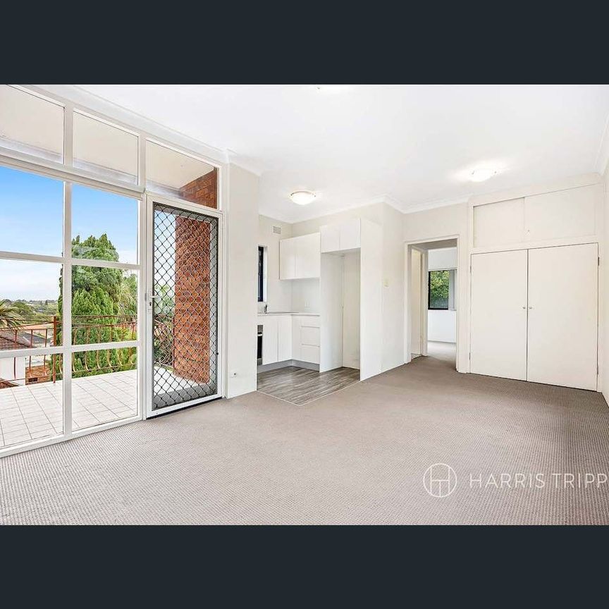 Bright & Airy Apartment in Ashfield - Photo 1