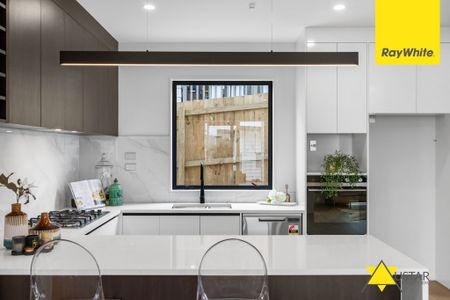 Elegant Three-Level Townhouse with Stunning Views in West Harbour - Photo 5